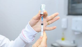 A Secretaria de Saúde de Aparecida de Goiânia (SMS), em parceria com a Ipiranga, companhia de distribuição de combustíveis e lubrificantes, vai promover vacinação e testagem rápida para identificação de Infecções Sexualmente Transmissíveis (ISTs) em dois postos de combustíveis da cidade. O evento será das 8 às 17h