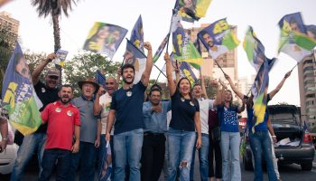 Em seu primeiro dia de campanha para prefeito, Matheus Ribeiro faz adesivaço na Tamandaré