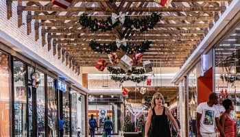 Compras de fim de ano devem manter endividamento em dezembro, diz CNC
