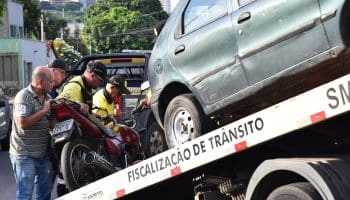 Ação fiscalizatória apreende veículos abandonados em Aparecida