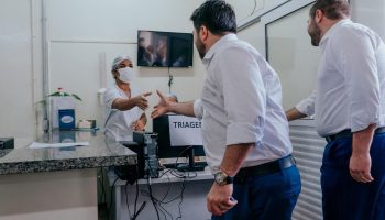 Márcio Corrêa as portas do Hospital Municipal Alfredo Abrahão