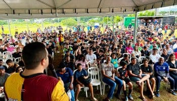 Prefeito Vilela acompanha torneio que observa promessas do futebol de Aparecida
