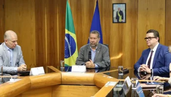 O aposentado e pensionista do Instituto Nacional do Seguro Social (INSS) ganhará mais tempo para quitar os empréstimos consignados. O ministro da Previdência Social, Carlos Lupi, anunciou nesta quarta-feira (5) o aumento do prazo de pagamento das parcelas de 84 para 96 meses (sete para oito anos). A decisão também beneficia as famílias que recebem o Benefício de Prestação Continuada (BPC). Segundo o ministro, o INSS igualou o prazo do consignado ao do praticado na mesma modalidade de crédito aos servidores públicos. A mudança, ressaltou o ministro, aliviará o valor das prestações. “Estamos acompanhando esse prazo e com isso esperamos aliviar um pouco o peso da prestação. Chegamos à decisão no começo deste ano pela quantidade de empréstimos consignados que existe, mais de 16 milhões, e pelo aperto que as pessoas passam”, declarou o ministro em entrevista coletiva. Nesta quinta-feira (6), o INSS publicará uma instrução normativa com o aumento no prazo. A extensão vale tanto para quem tem o crédito consignado tradicional, o cartão de crédito consignado e o cartão consignado de benefício. Lupi também explicou que, nos três casos, o segurado poderá renovar o crédito com mais 12 meses de prazo para pagar. O ministro informou que a Previdência e o INSS fizeram simulações e que as novas regras trazem vantagens aos bancos porque a inadimplência é próxima de zero nessa modalidade. “A mudança é positiva para o sistema financeiro, porque possibilita uma negociação mais ampla [entre os bancos e os tomadores]”, destacou. Teto de juros O aumento no prazo ocorre cerca de um mês após o Conselho Nacional de Previdência Social (CNPS) aprovar o aumento no teto de juros no crédito consignado do INSS. As taxas para os empréstimos pessoais passaram de 1,66% para 1,8% ao mês. O teto dos juros do cartão de crédito consignado foi mantido em 2,46% ao mês. O teto foi elevado por causa dos recentes aumentos na Taxa Selic (juros básicos da economia), atualmente em 13,25% ao ano. Com as altas nos juros básicos, os bancos pararam de oferecer o crédito consignado do INSS. As instituições financeiras pediam um teto maior, de 1,99% ao mês. O ministro da Previdência evitou afirmar se o teto do consignado continuará a subir, mesmo com o Banco Central confirmando mais uma alta de 1 ponto percentual na Selic em março. “Não temos vinculação direta e nunca tivemos com as decisões do Copom. O mercado geral não tem a garantia que é o desconto em folha que o consignado tem. Nosso índice de inadimplência é o mais baixo entre todos os tipos de empréstimos”, afirmou Lupi. O presidente do INSS, Alessandro Stefanutto, disse que o aumento do prazo não muda a situação prática, em que a maioria dos tomadores chegam ao fim de um empréstimo contratando outro. Segundo ele, na prática, atualmente ocorre uma prorrogação quase ilimitada de algum financiamento. “O aumento do prazo não muda esse status. Ele [o segurado do INSS] ter parcela mais barata, que não comprometa a sua sobrevivência, a gente dá uma chance maior de ele não ficar tentado replanejando, reprogramando”, justificou Stefanutto. Consignado do INSS Modalidade de crédito controlada pelo Ministério da Previdência Social, o empréstimo consignado do INSS permite o desconto das parcelas diretamente da folha de pagamento do segurado. Pelas regras atuais, os aposentados, pensionistas e demais beneficiários do INSS podem comprometer até 45% do benefício com o consignado, dos quais 35% ao empréstimo pessoal, 5% ao cartão de crédito consignado e 5% ao cartão de benefício. Responsável por definir o teto de juros do consignado e as condições da modalidade de crédito, o CNPS tem seis representantes do governo federal, três de aposentados e pensionistas, três dos trabalhadores e três dos empregadores.