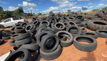 Homens são flagrados descartando pneus irregularmente em Goiânia