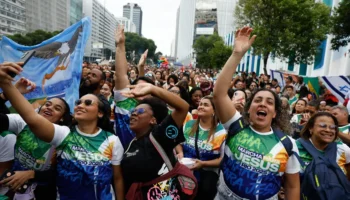 Evangélicos crescem e representam mais de um quarto da população