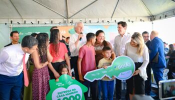 Caiado celebra 4 mil casas a custo zero entregues em Goiás