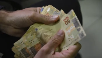 A nova regra de correção fez o governo elevar a previsão para o salário mínimo no próximo ano. O Projeto da Lei Orçamentária de 2026, enviado na noite desta sexta-feira (29) ao Congresso, prevê mínimo de R$ 1.631, R$ 1 mais alto que o valor de R$ 1.630 proposto na Lei de Diretrizes Orçamentárias (LDO). O valor representa aumento nominal de 7,44% em relação ao salário mínimo de R$ 1.518 em 2025. A alta obedece à regra aprovada no fim do ano passado, que limita o crescimento do salário mínimo a 2,5% acima da inflação do ano anterior. Pela regra atual, o salário mínimo subirá o equivalente ao Índice Nacional de Preços ao Consumidor (INPC) acumulado em 12 meses até novembro de 2025, 4,78%, mais o crescimento de 3,4% do Produto Interno Bruto (PIB, soma das riquezas produzidas no país) de 2024, o que daria valorização de 8,18%. No entanto, há um limite de crescimento de 2,5% acima da inflação, que reduz o reajuste para 7,44%. O valor final do salário mínimo em 2026 pode ficar ainda maior, caso o INPC até novembro suba mais que o esperado. Com base na inflação acumulada entre dezembro de 2024 e novembro de 2025, o governo enviará uma mensagem modificativa ao Congresso no início de dezembro.