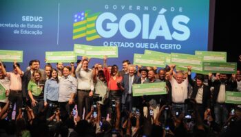 Caiado sanciona lei e garante R$ 40 mil a professores de escolas premiadas do Prêmio Leia