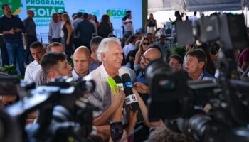 Caiado e Daniel Vilela entregam mais de 200 veículos a cidades goianas