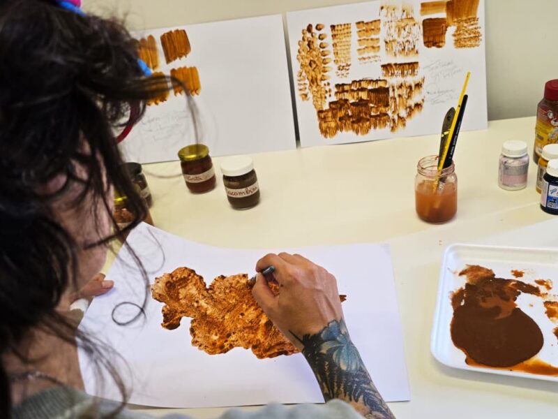 Exposição “Goiânia Nossa Terra” transforma solo do Cerrado em arte e ocupa parques da capital