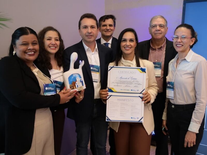 Recebendo os cumprimentos do Sebrae e da Federação Goiana de Municípios, Vilela dividiu os créditos com seus auxiliares na gestão: “trabalho sério de toda a nossa equipe” – Foto: Rodrigo Estrela